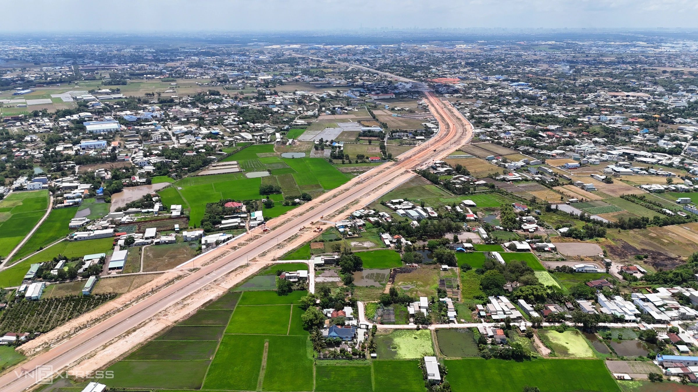 Một số đoạn qua cánh đồng lúa tại xã Đức Hòa Thượng đã và đang thảm nhựa mặt đường, lắp đặt dải phân cách giữa. (Nguồn: VnExpress)